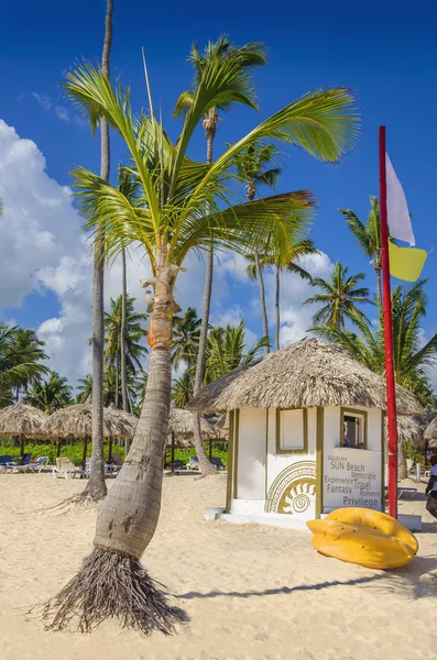 Exotischer Strand mit Hütte und Kanu in der Karibik — Stockfoto