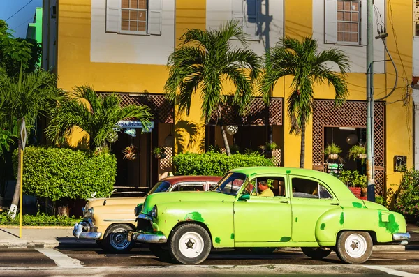 Havana'daki eski klasik Amerikan arabaları — Stok fotoğraf