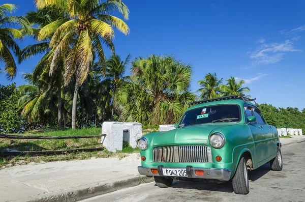 Auto op een van de straten van havana — Stockfoto