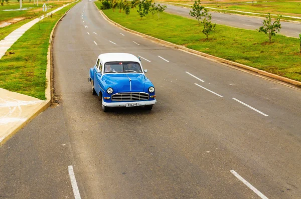 Старый синий американский классический автомобиль на дороге — стоковое фото
