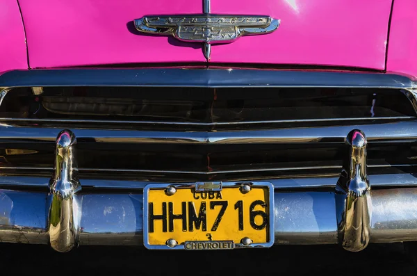 Hood klasické lesklé růžové americké auto — Stock fotografie
