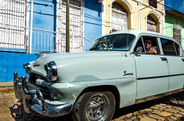Amerikaanse auto cruisen op koloniale straten — Stockfoto