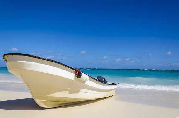 Boat on Caribbean beach — Stock Photo, Image