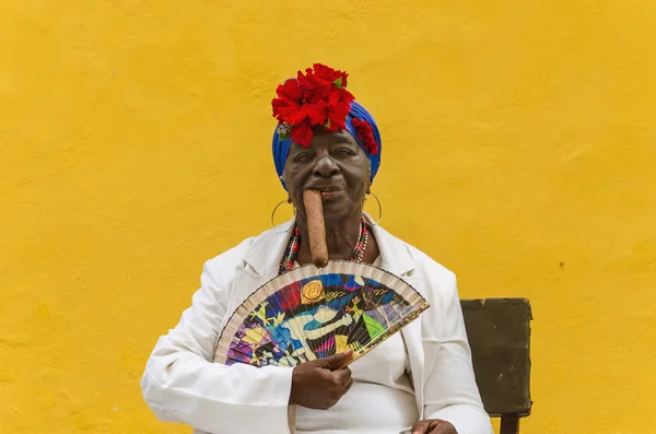 Alte Dame raucht eine riesige kubanische Zigarre — Stockfoto