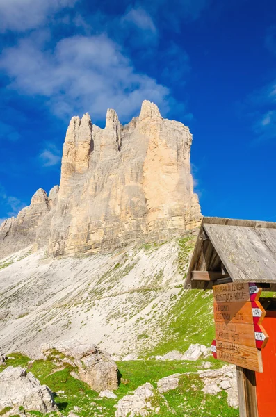 Przeczytaj turystyka śpiewa na deska — Zdjęcie stockowe