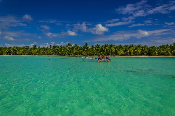 Barco turístico en agua azul — Foto de Stock