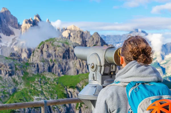 Donna che guarda attraverso il binocolo le montagne — Foto Stock