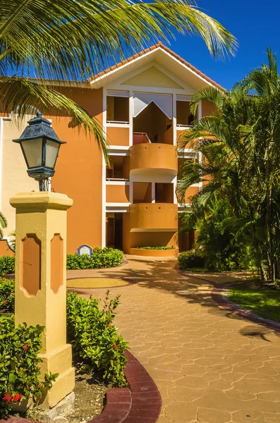 Caribische resort met palmbomen — Stockfoto