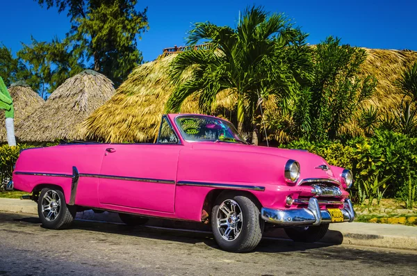 Klasický americký růžové auto — Stock fotografie