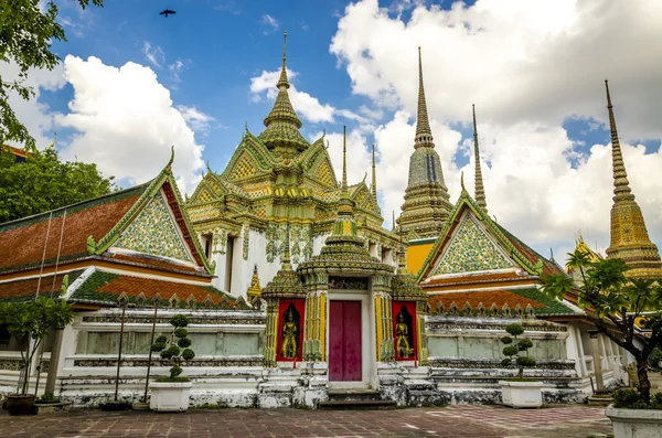 Palais temple bouddhiste avec jardin — Photo