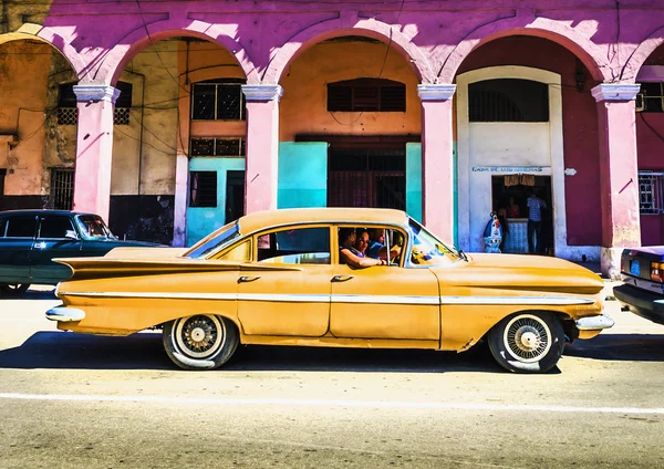 Antiguo coche clásico marrón americano — Foto de Stock