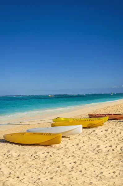 Kayaks sur la plage de sable tropical — Photo