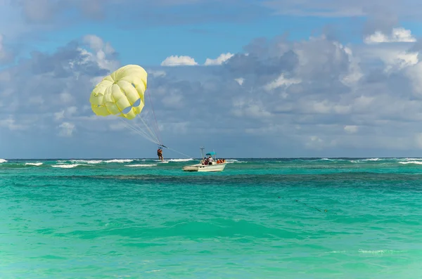 Person parasailing on parachute — Stock Photo, Image