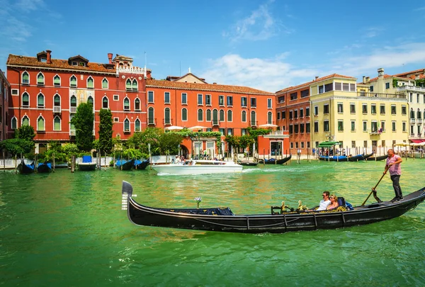 Geleneksel Venedik gondol binmek — Stok fotoğraf