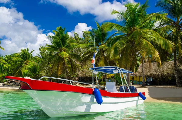 Barco en agua azul —  Fotos de Stock