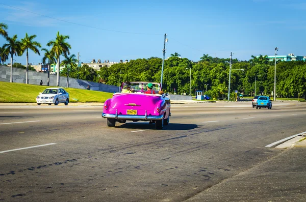 Velho clássico cabriolet rosa americano — Fotografia de Stock