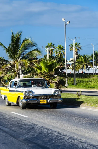 Car on one of the streets of Varadero — Stock Photo, Image