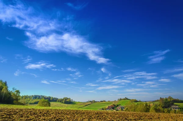 Paisaje idílico con cielo azul — Foto de Stock