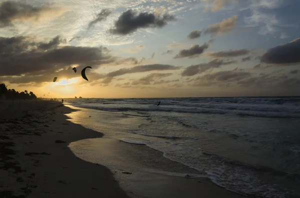Los kiters profesionales hacen el truco difícil —  Fotos de Stock