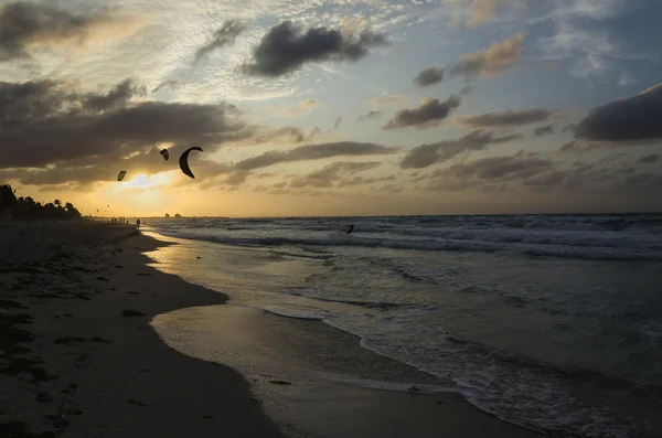 Profesionální kiters činí obtížnější trik — Stock fotografie