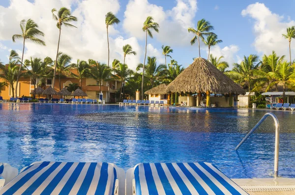 Luxury swimming pool with sunbed — Stock Photo, Image