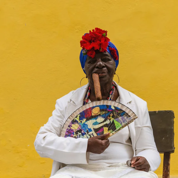 Vieja fumando un enorme cigarro cubano — Foto de Stock