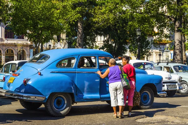 Tienda americana de coches y calles — Foto de Stock