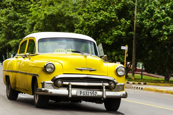 Carro amarelo americano clássico — Fotografia de Stock