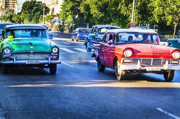 Αμερικανικά αυτοκίνητα στην Αβάνα — Φωτογραφία Αρχείου