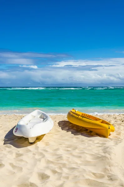 Kayaks on the sandy Caribbean beach — Stock Photo, Image