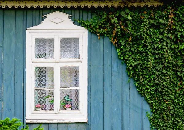 Velha casa de madeira azul — Fotografia de Stock