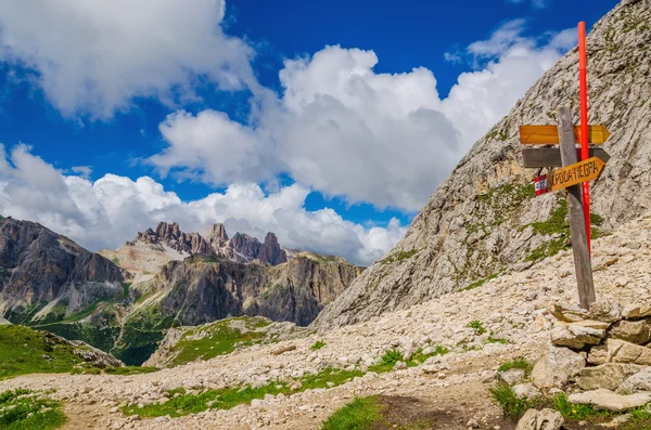 Trail marker on Croda Negra — Stock Photo, Image