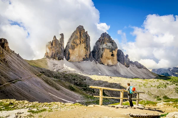 Turista olhando para Dolomitas italiano paisagem — Fotografia de Stock