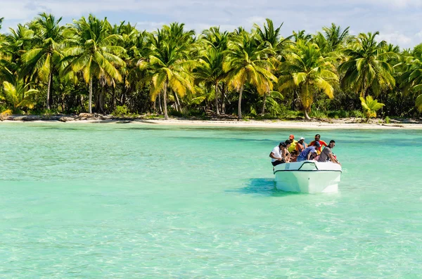 Turistas que fluyen barco blanco — Foto de Stock