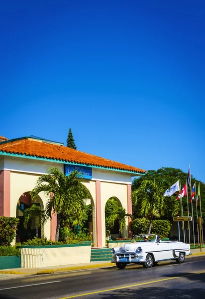 Car on one of Varadero's main streets — Stock Photo, Image