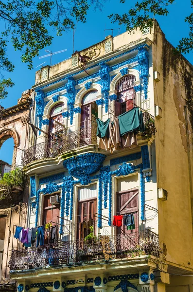 Edificio colonial en La Habana Vieja — Foto de Stock