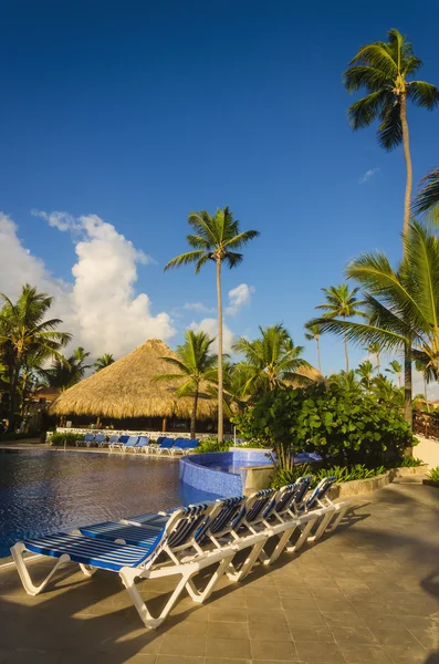 Luxury swimming pool with sunbed — Stock Photo, Image