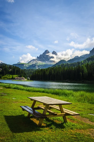 Träbänk och bord på sjön Misurina — Stockfoto