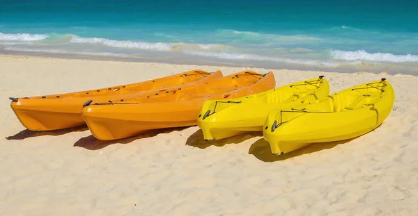 Yellow and orange kayaks — Stock Photo, Image