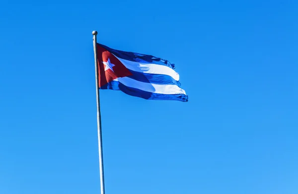 La bandera de Cuba contra el cielo — Foto de Stock