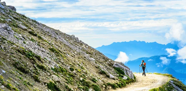 Turista con uno zaino trekking in montagna — Foto Stock