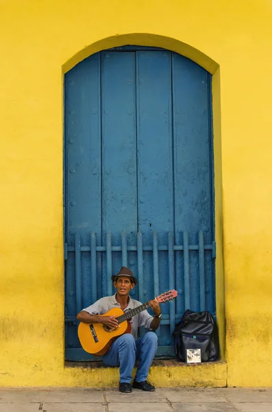 Homme jouant de la guitare — Photo