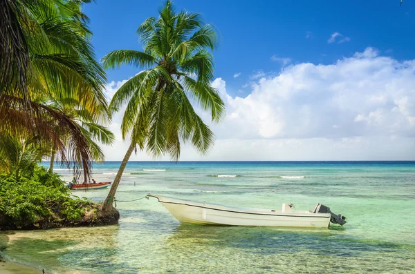 Côte exotique avec bateau de pêche amarré — Photo