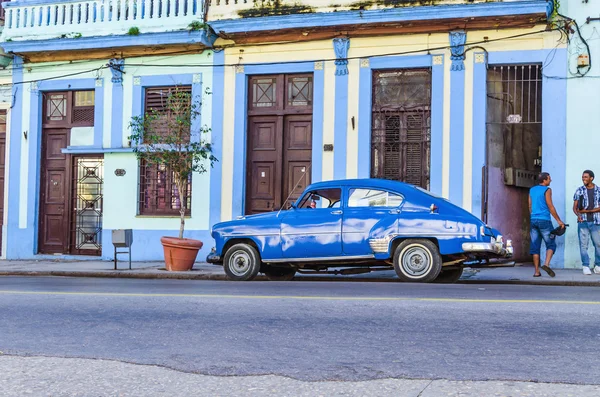 Alter klassischer amerikanischer blauer Wagen — Stockfoto