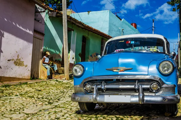 Velho carro americano na rua — Fotografia de Stock