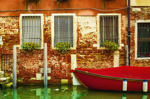 Scenic canal with boat — Stock Photo, Image