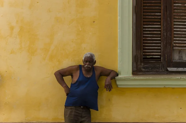 Homem cubano descansando na sombra — Fotografia de Stock