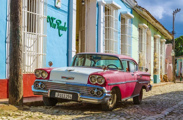 Voiture américaine classique dans les rues de Trinidad — Photo