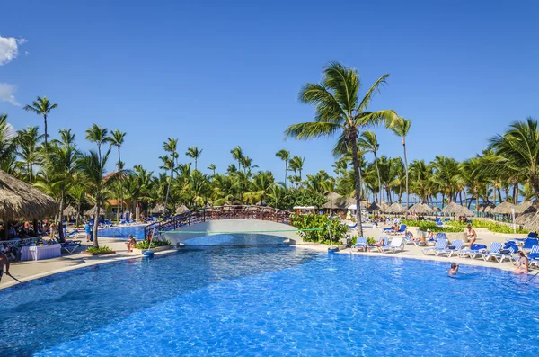 Piscina de lujo con palmeras — Foto de Stock