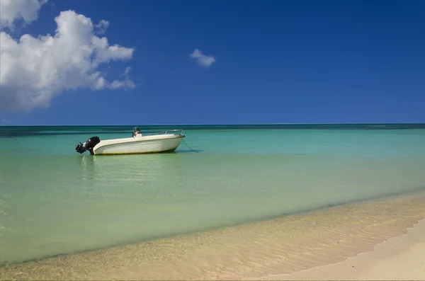 Boat on azure ocean — Stock Photo, Image